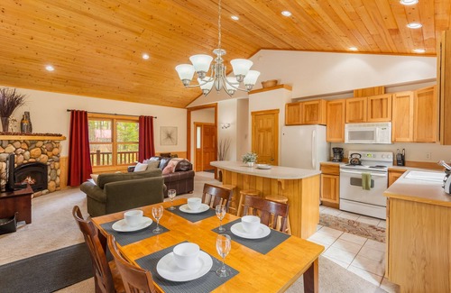 Winthrop Cabin | Alpine Woods cabin close to trails, ski in/out
