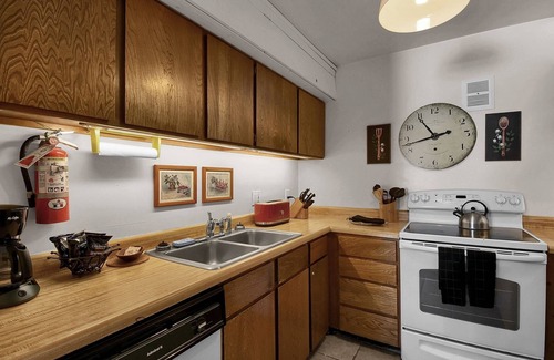 Salt Lake Mountain Resorts Condo | Alta: Hellgate A Powder Roost 10% off thru Nov!