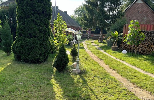 Neu Poserin Apartment | Alte Siedlerresidenz in Neu Damerow Alleinlage, Großer Garten, Viel Grün+wasser