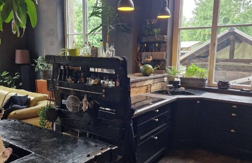 Verbandsgemeinde Pellenz Apartment | Alter Bahnhof Kruft with whirlpool & garden - prices may vary!