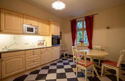 Borrentin Apartment | Altes Pastorat: Wohnung mit Kamin und Großem Garten