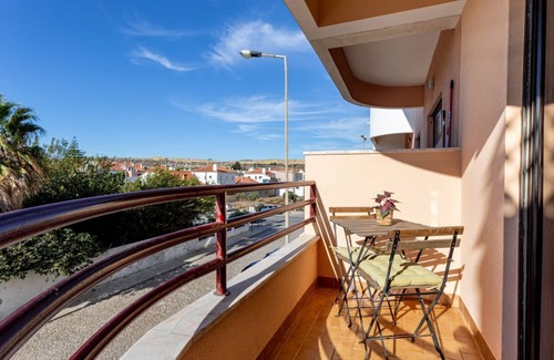 Costa de Caparica Apartment | ALTIDO Adorável Apartamento T1 com varanda perto da praia