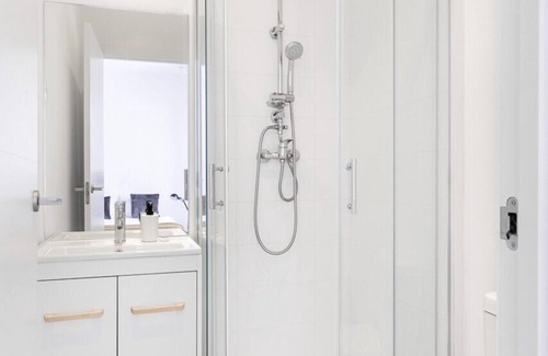 Alcantara Apartment | ALTIDO Modern 3-BR Flat in Alcantara, Lisbon