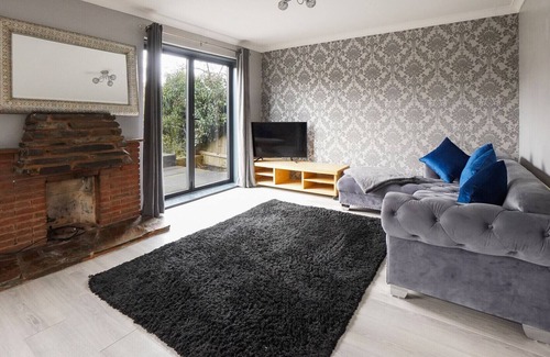 Hockley Heath House | ALTIDO Spectacular 4-bed house w/ Patio & Parking