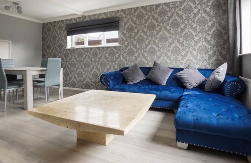 Hockley Heath House | ALTIDO Spectacular 4-bed house w/ Patio & Parking