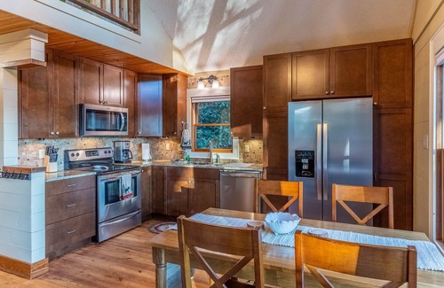 Cashiers Cabin | Altitude Adjustment - Mountain Cabin Located on the Eastern Continental Divide! With a Hot Tub!