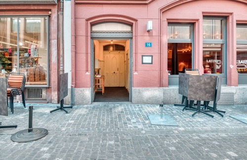 Basel City Centre Apartment | Altstadt Grossbasel 2.5 Room, 4 mins to Mkt