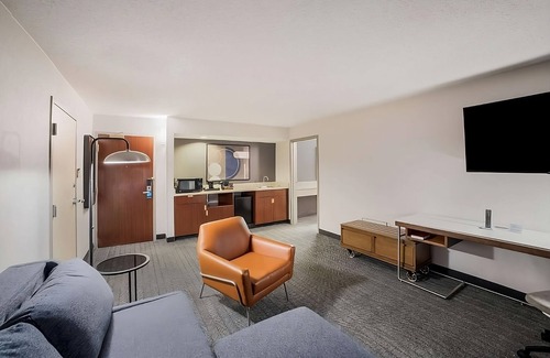 Chandler Apartment | Always a Great Idea To Unwind! Spacious 1BR Unit! Outdoor Pool, Pets are Allowed