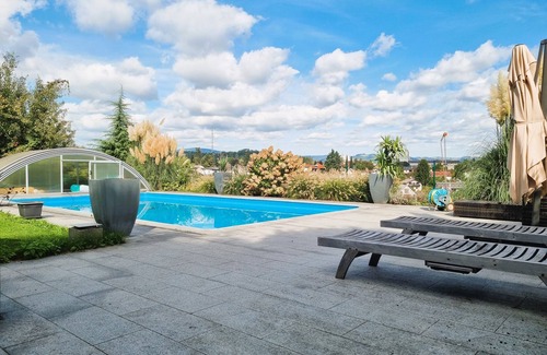 Leonding Villa | Am Weinberg, 5min Linz Zentrum, 4 Schlafzimmer, Arbeitszimmer, Pool, Sauna