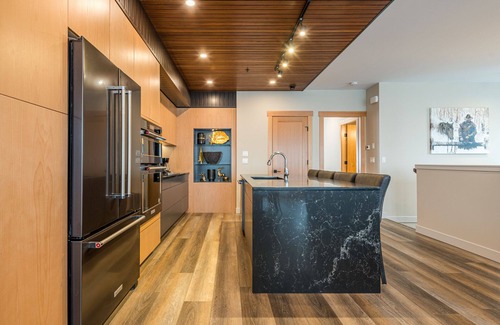 Silver Star Mountain House | Amazing Home with hot tub, laundry, BBQ and garage - Steps from the Village