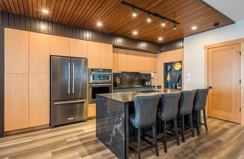 Silver Star Mountain House | Amazing Home with hot tub, laundry, BBQ and garage - Steps from the Village