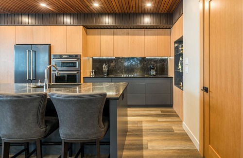 Silver Star Mountain House | Amazing Home with hot tub, laundry, BBQ and garage - Steps from the Village