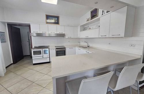 Sarche Apartment | Amanda Deluxe 3-Bedroom Apartment with A/C and Mountain View