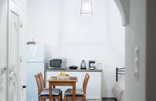 Agios Georgios Cottage | Amantes Amentes - Beach House Santorini