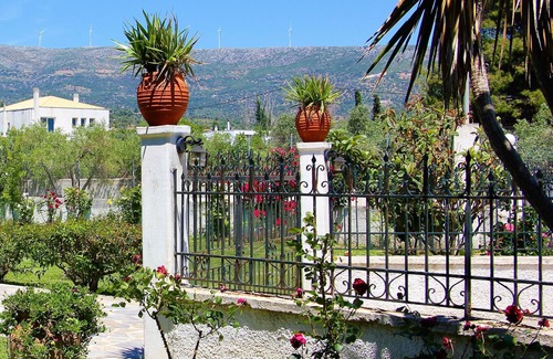 Amarinthos House | Amarynthos Beachfront Vacation House with garden