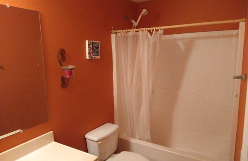 Northside Villa | Amazing 1-bedroom villa in Jacksonville with WiFi, working desk and AC