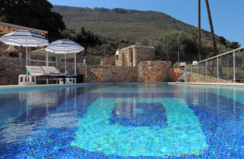 Kokkinon Khorion Villa | Amazing 14m infinity pool, outside dining & lounge area, sea views, & big garden