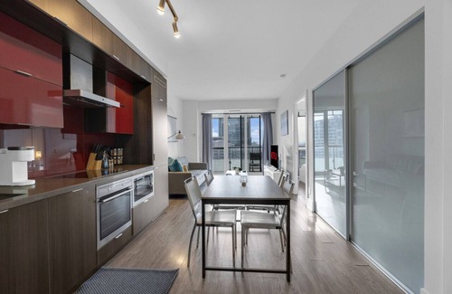 Toronto Entertainment District Hotel | Amazing 1BR - Rooftop Pool - City View - Gym