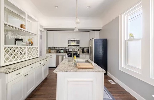 Southeastern Sacramento House | Amazing 2-bedroom house : Walking Distance to UC Davis Hospital and Midtown