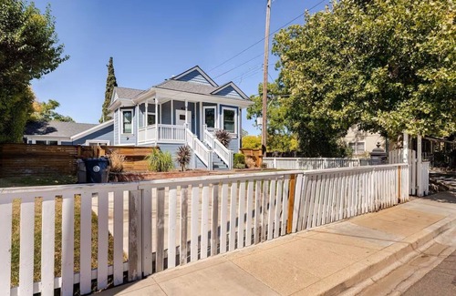 Southeastern Sacramento House | Amazing 2-bedroom house : Walking Distance to UC Davis Hospital and Midtown