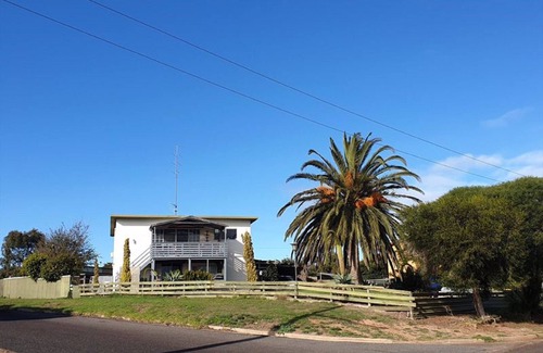 Louth Bay House | Amazing 2 level house less than 2 minutes walk to the beach.