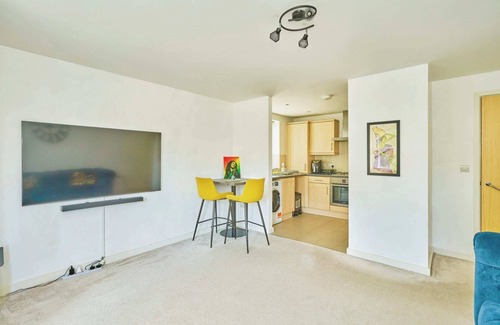 Croham Apartment | Amazing 2BR Flat in Croydon with Balcony