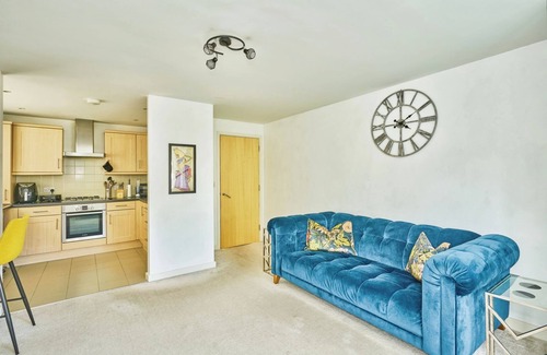 Croham Apartment | Amazing 2BR Flat in Croydon with Balcony