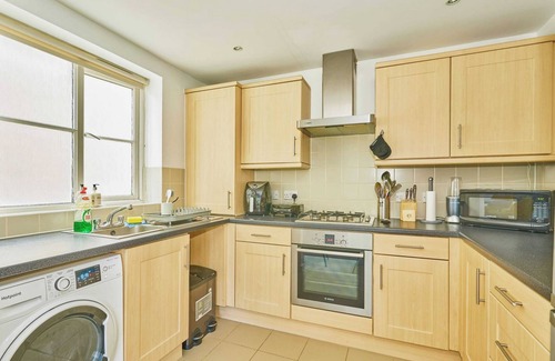 Croham Apartment | Amazing 2BR Flat in Croydon with Balcony