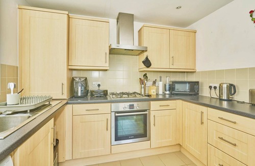 Croham Apartment | Amazing 2BR Flat in Croydon with Balcony