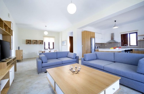 Trachilos Villa | Amazing 3-bedroom Sea Villa next to the sandy beach