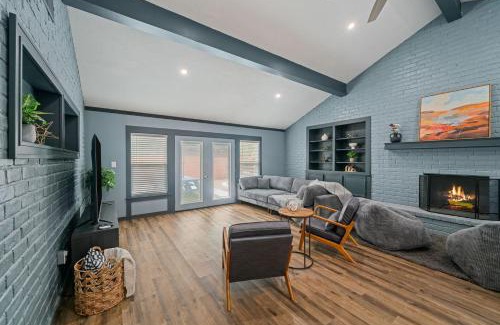 Texas City House | Amazing 4BR 2BA Winter Home with Pool & Game-Movie Room
