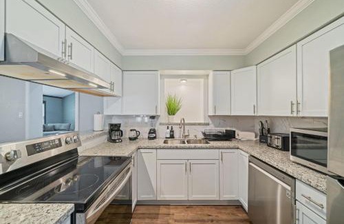 Texas City House | Amazing 4BR 2BA Winter Home with Pool & Game-Movie Room