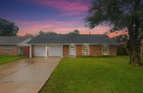 Texas City House | Amazing 4BR 2BA Winter Home with Pool & Game-Movie Room