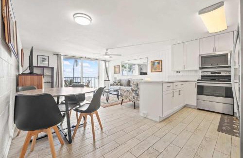 Punaluu House | Amazing 7th floor Beachfront Condo