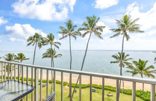 Punaluu House | Amazing 7th floor Beachfront Condo