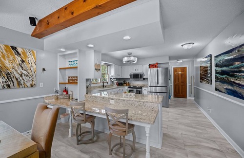 West Des Moines House | AMAZING & A PARTY BARN… HOT TUB, PL TBl, PNG PNG, & ARCADE! ACCESS TO POOLS!