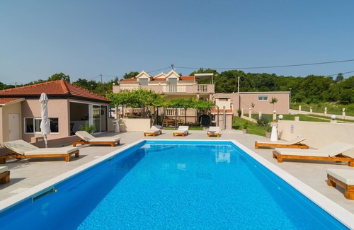 Sinj Apartment | Amazing apartment in Obrovac Sinjski
