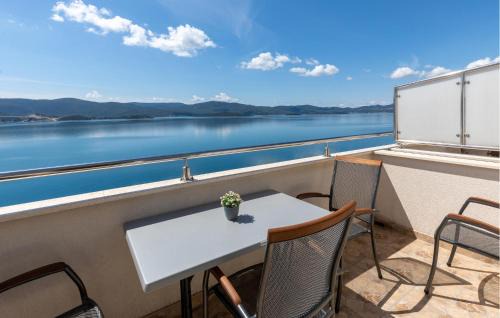 Komarna Apartment | Amazing Apartment In Komarna With Wifi