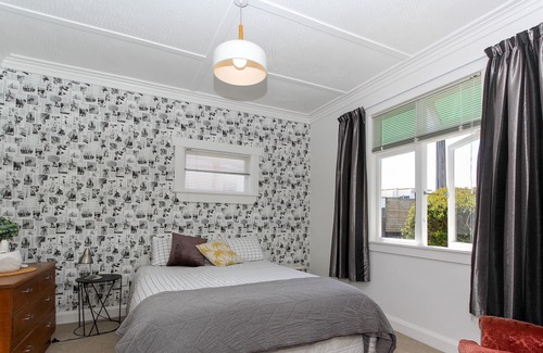 New Plymouth House | Amazing Beach-Side Bach 100m from East End Beach