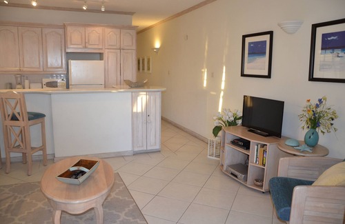 Worthing Condo | Amazing Beachfront Condo With Pool On Tranquil Worthing Beach - Leith Court #12