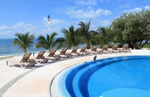 Isla Mujeres Condo | ~Amazing Casa Bendicion Condo on Beach, Sleeps 8, Huge Pool with Hot Tub~