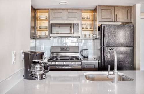 Court House Apartment | Amazing Clarendon 1BR w/Gym, W/D & Doorman, walk to Metro, by Blueground