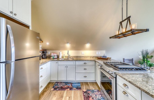Bethlehem Condo | Amazing condo on apple orchard with deck, full kitchen, and great mountain views