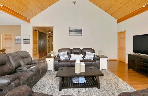 Salamatof House | Amazing Cook Inlet & Mountain View Home & Cabin