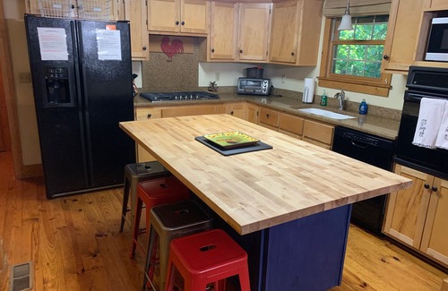 Spencer Cabin | Amazing cottage with HUGE screened in deck-3B-2.5B-hot tub-by Fall Creek Falls