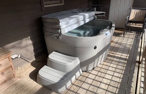 Spencer Cabin | Amazing cottage with HUGE screened in deck-3B-2.5B-hot tub-by Fall Creek Falls