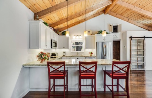 Morgan Hill Cottage | Amazing Country Setting at Cottage Creek Vineyards!