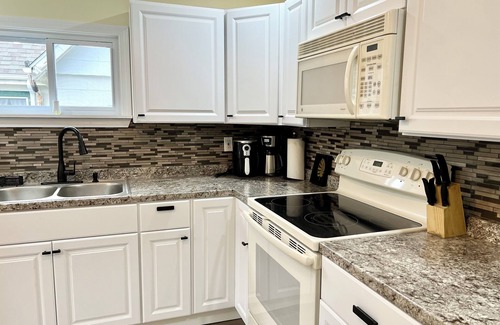 Norwich Apartment | Amazing Deal: Spacious 4-Bed, 2-Bath Duplex Apartment!