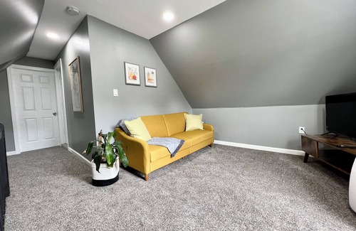 Norwich Apartment | Amazing Deal: Spacious 4-Bed, 2-Bath Duplex Apartment!