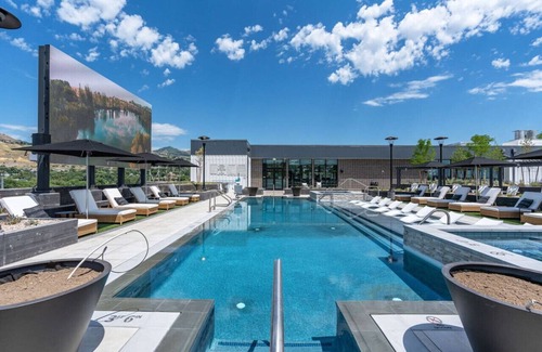 Downtown Salt Lake City Apartment | Amazing Deluxe 2BR Pool/Gym/Htub